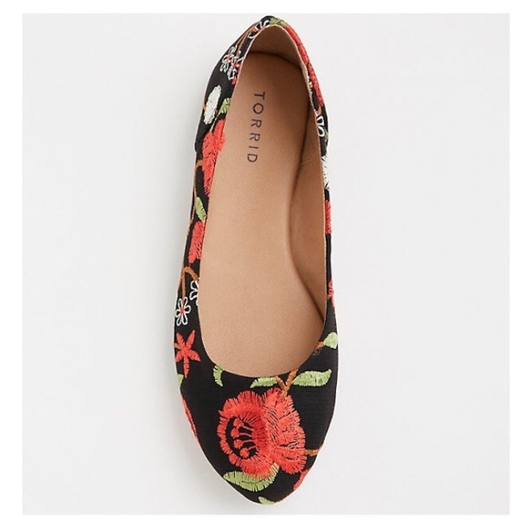 torrid Shoes - NWT Torrid Embroidered Flats
